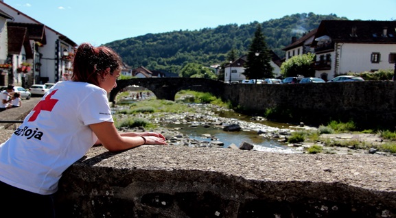 Imagen de una chica mirando por un puente.